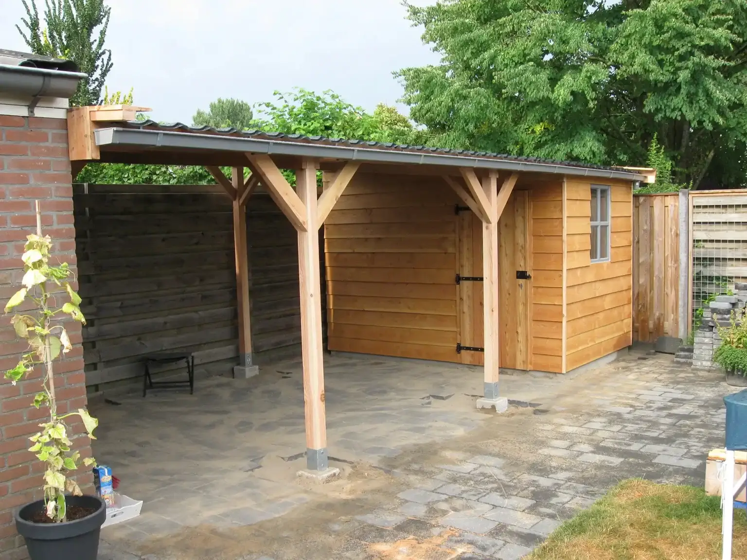 Tuinschuur lessenaarsdak open en dichte gedeelte