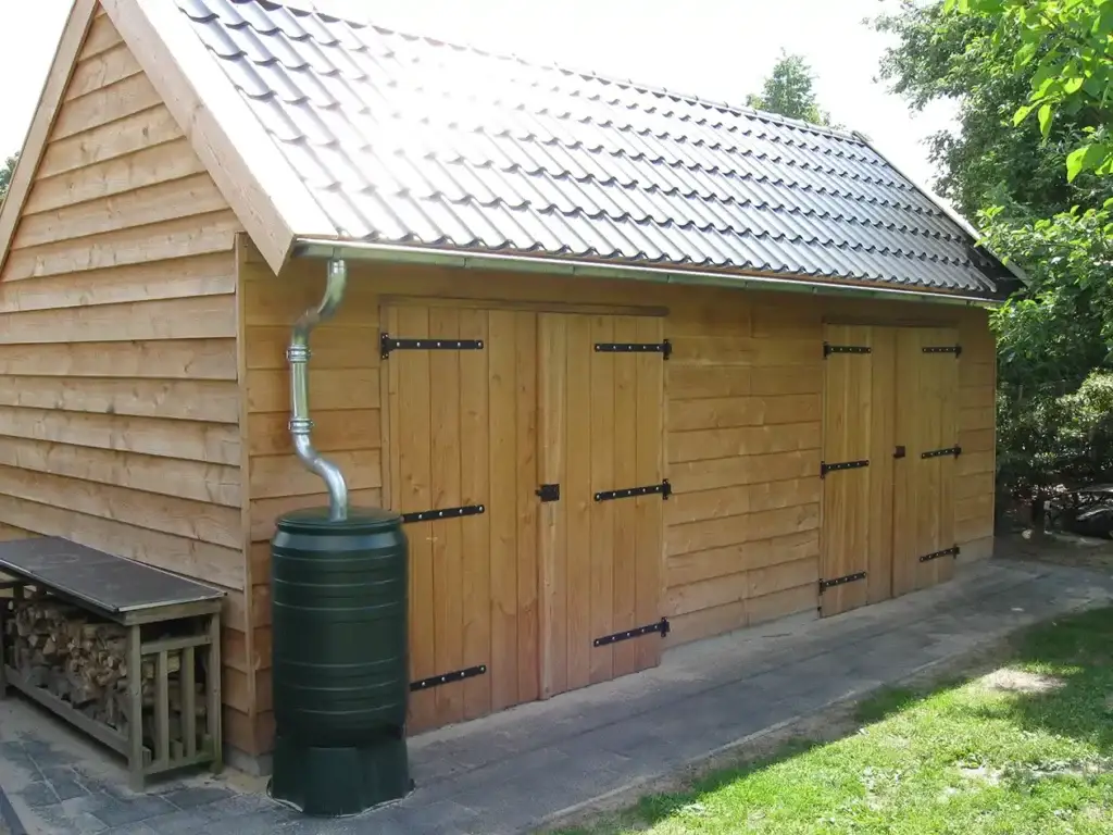 Dubbele garage met asymmetrische zadeldak en voor-overstek