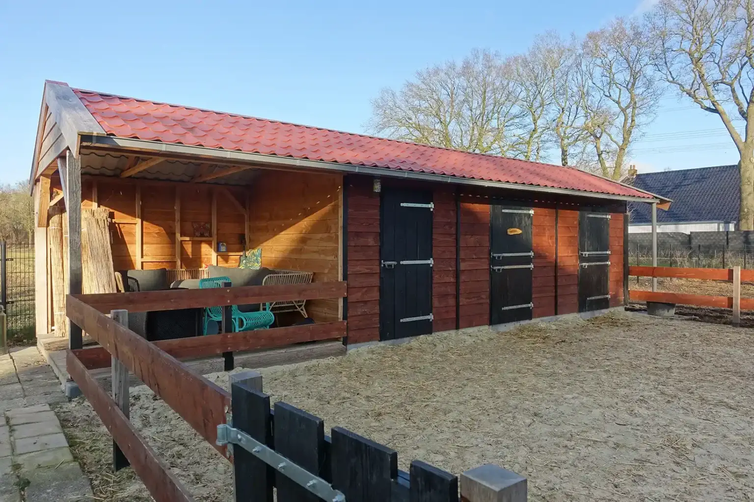 Paardenstal met zadeldak en overkapping