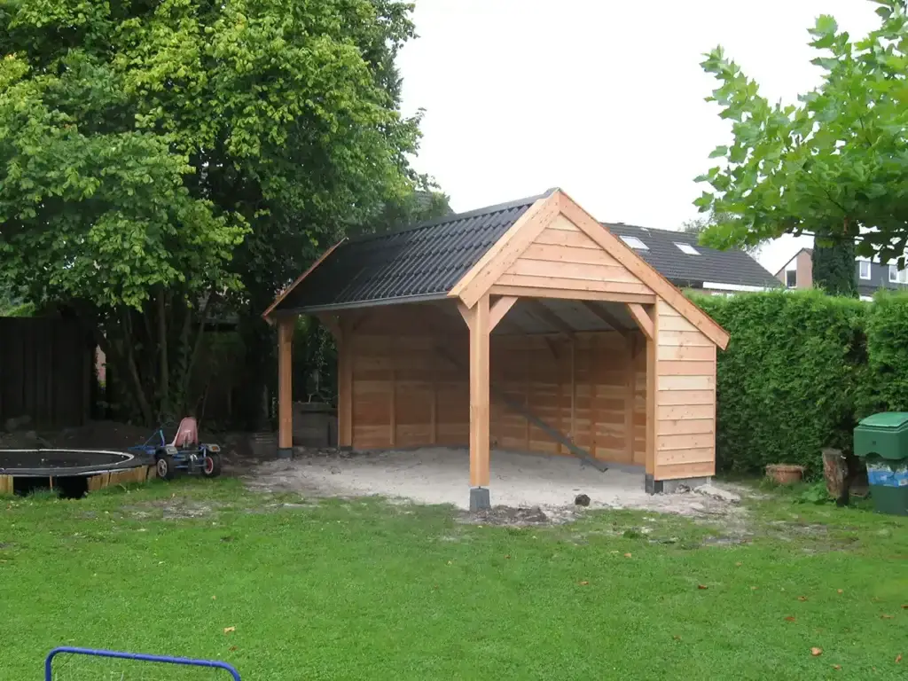 Tuinhuis veranda met asymmetrische zadeldak