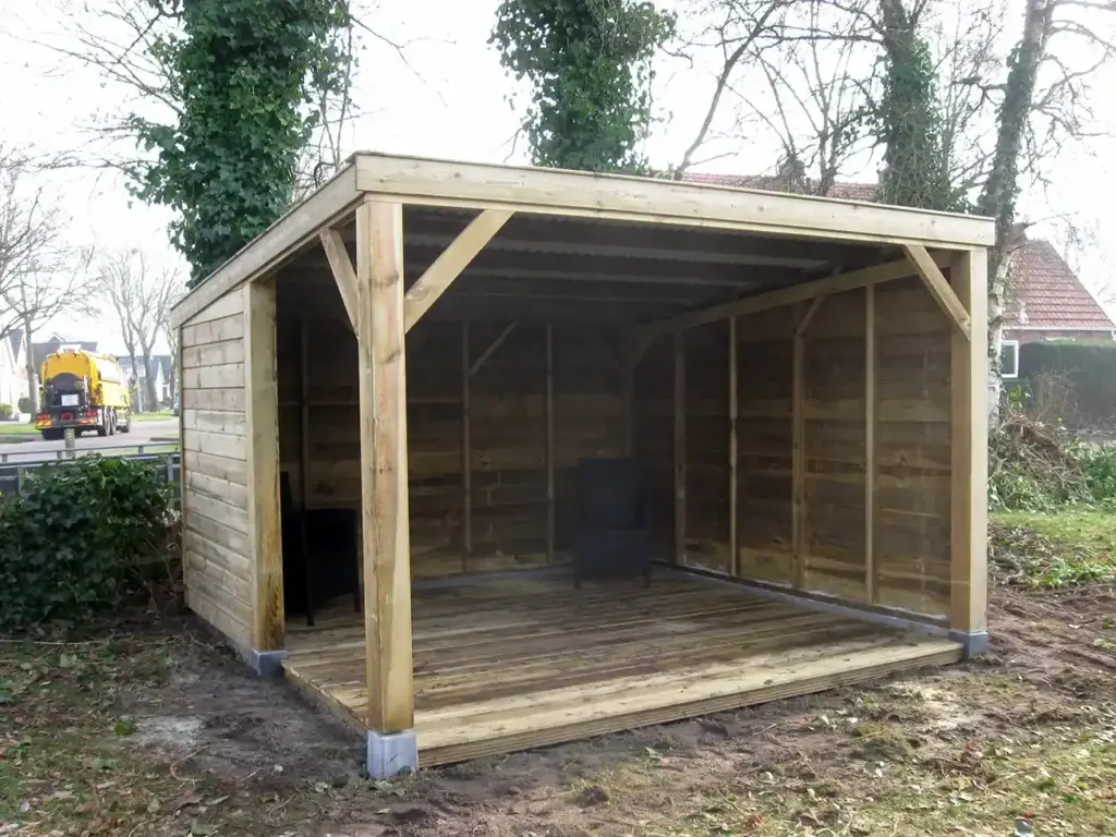 Veranda met lessenaarsdak en houten vloer