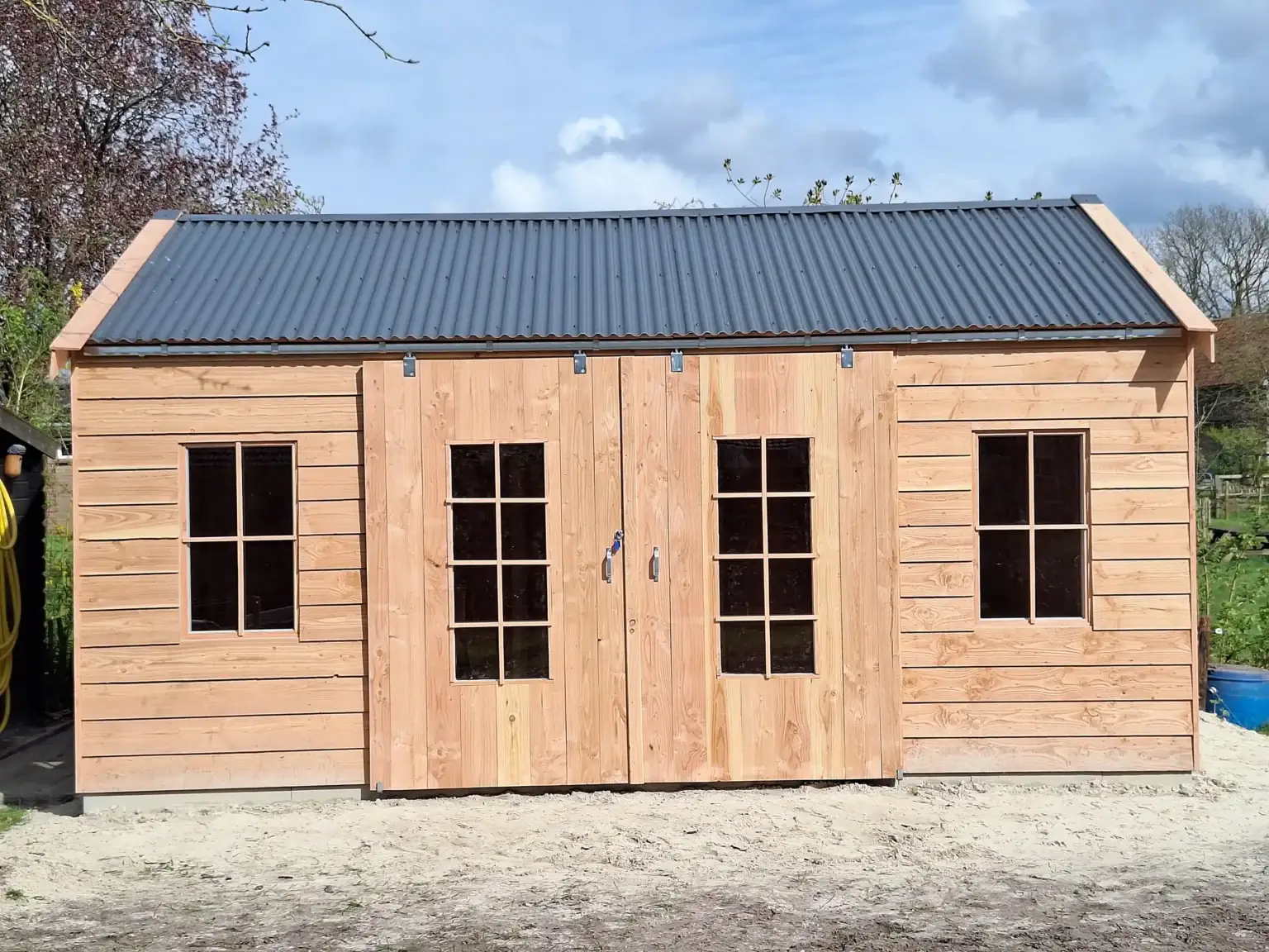 Luxe tuinhuis met zadeldak 1