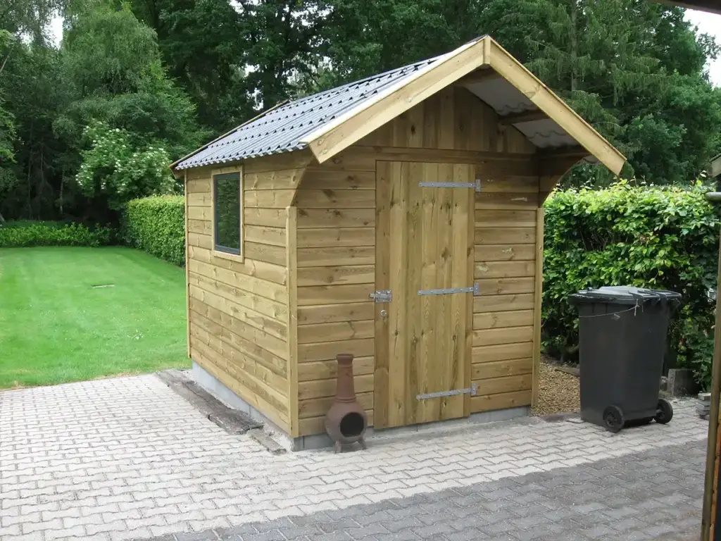 Tuinberging zadeldak en voor-overstek verduurzaamd vuren rabathout